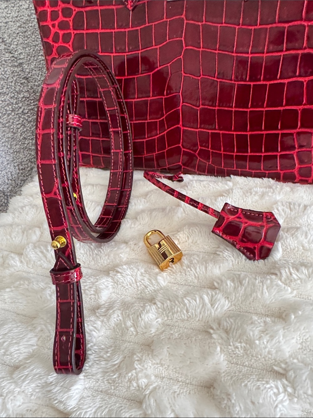 Burgundy Croc-Embossed Tote Bag with Gold Hardware, 30 cm (11.8 inches). - Picture 4 of 12